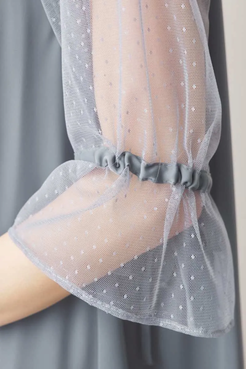 ブルーグレーのドットレースラグランスリーブドレス