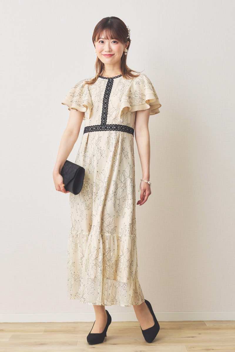 ライトベージュのラッフルスリーブ配色レースドレス