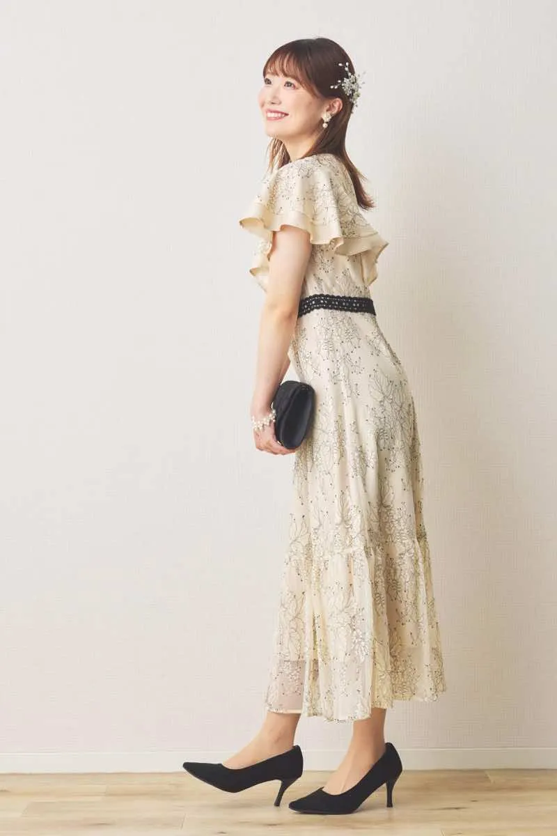 ライトベージュのラッフルスリーブ配色レースドレス
