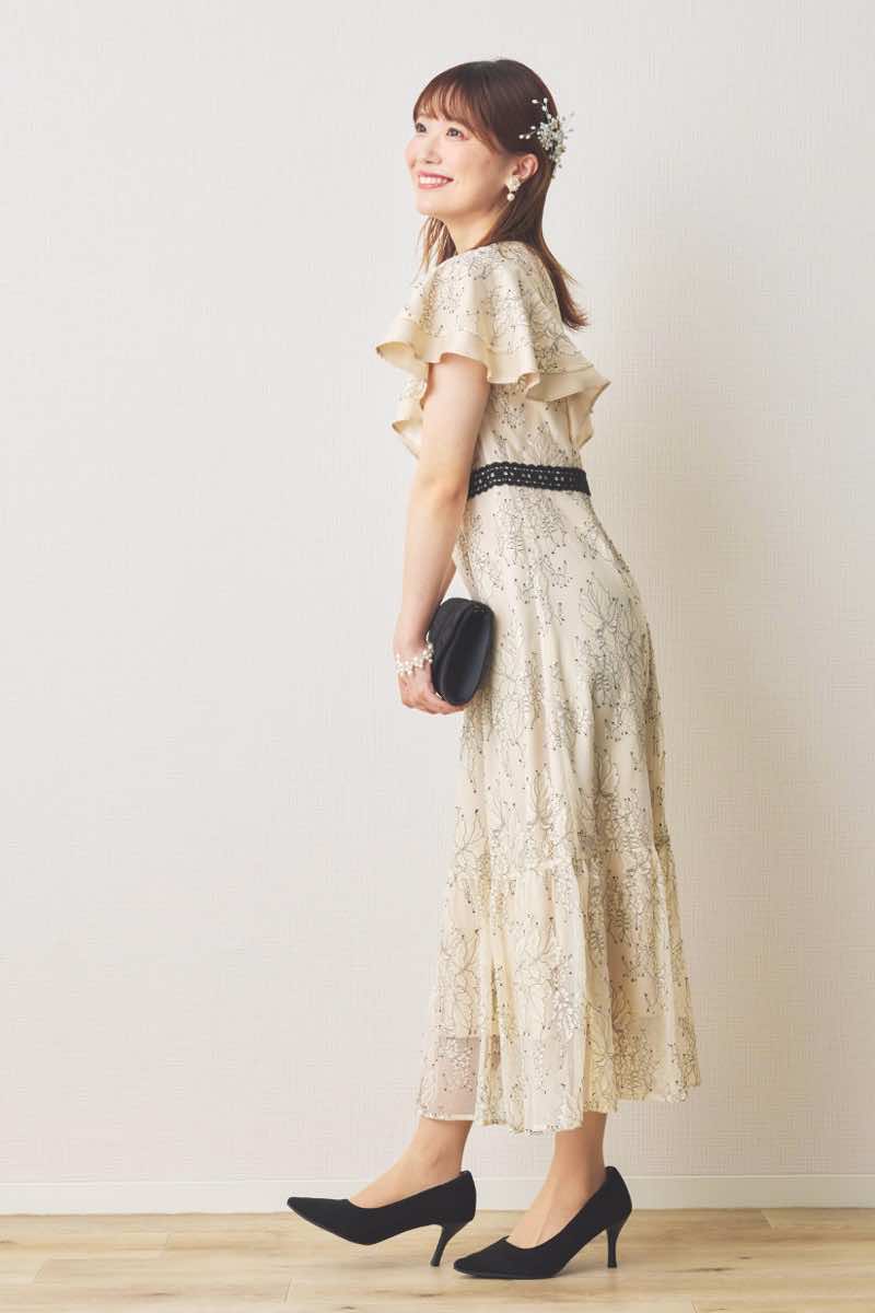 ライトベージュのラッフルスリーブ配色レースドレス