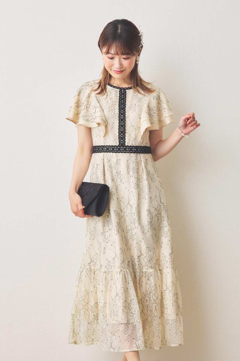 ライトベージュのラッフルスリーブ配色レースドレス