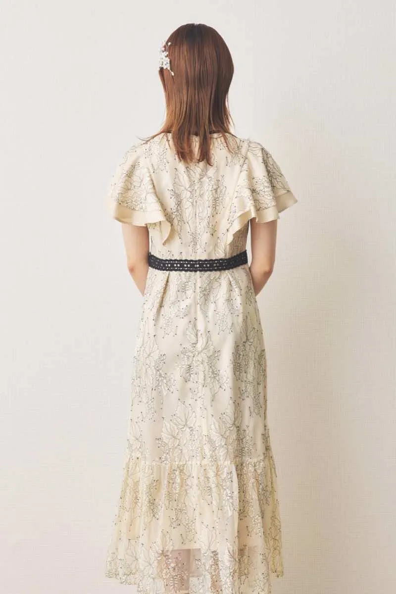 ライトベージュのラッフルスリーブ配色レースドレス