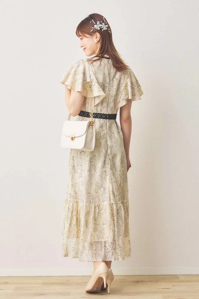 ライトベージュのラッフルスリーブ配色レースドレス