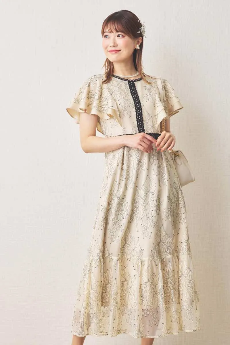 ライトベージュのラッフルスリーブ配色レースドレス