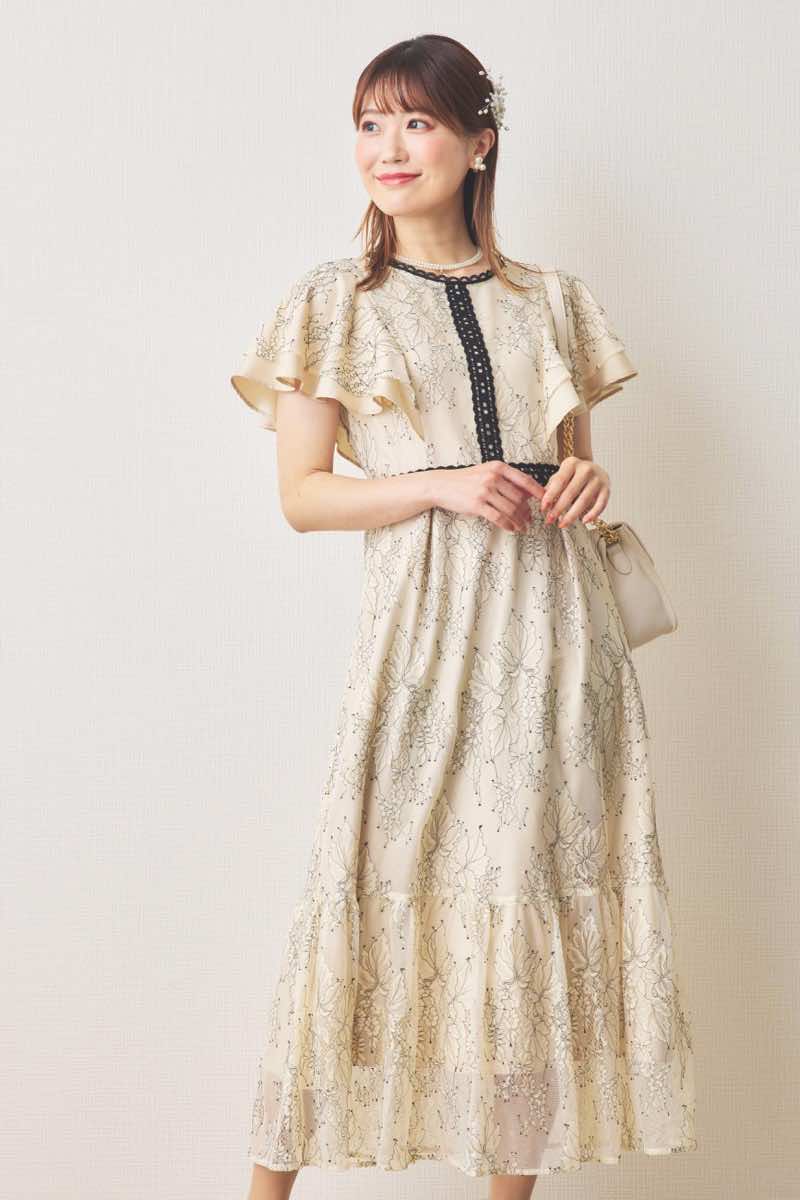 ライトベージュのラッフルスリーブ配色レースドレス