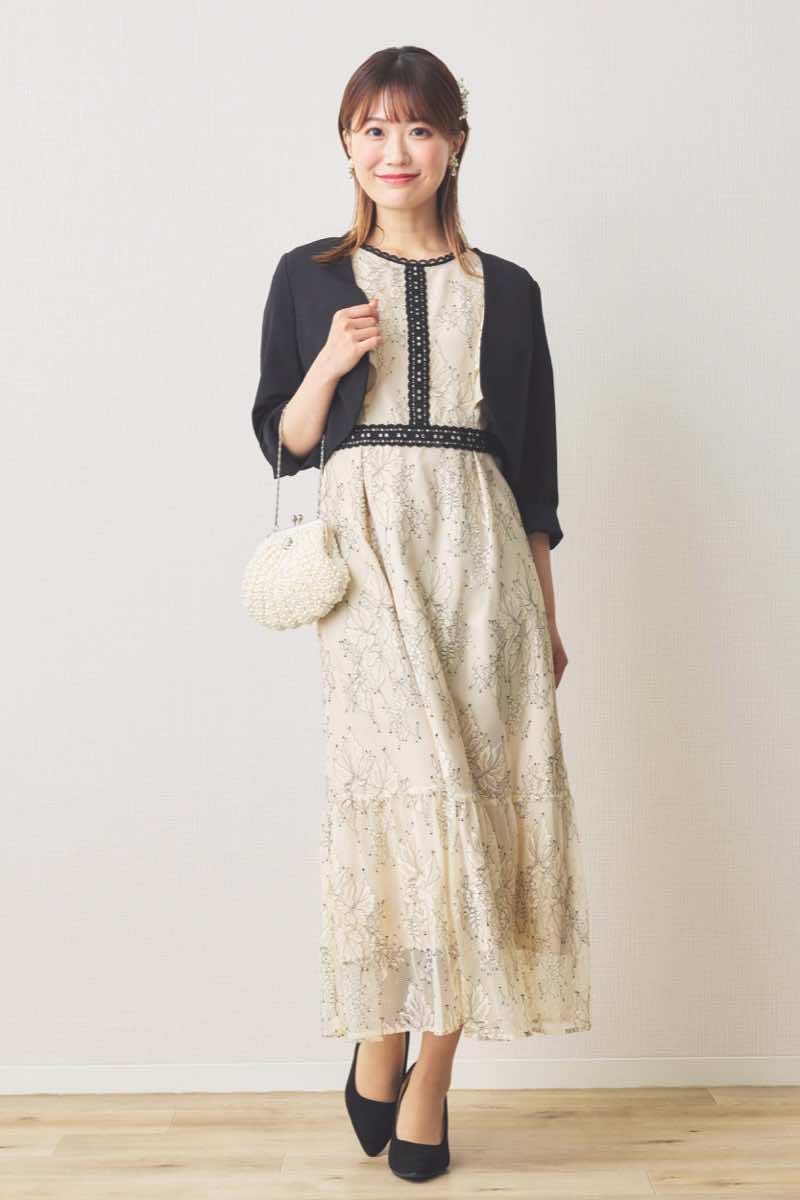 ライトベージュのラッフルスリーブ配色レースドレス