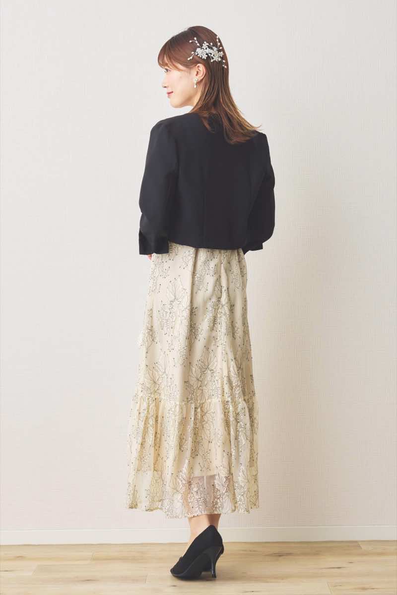 ライトベージュのラッフルスリーブ配色レースドレス