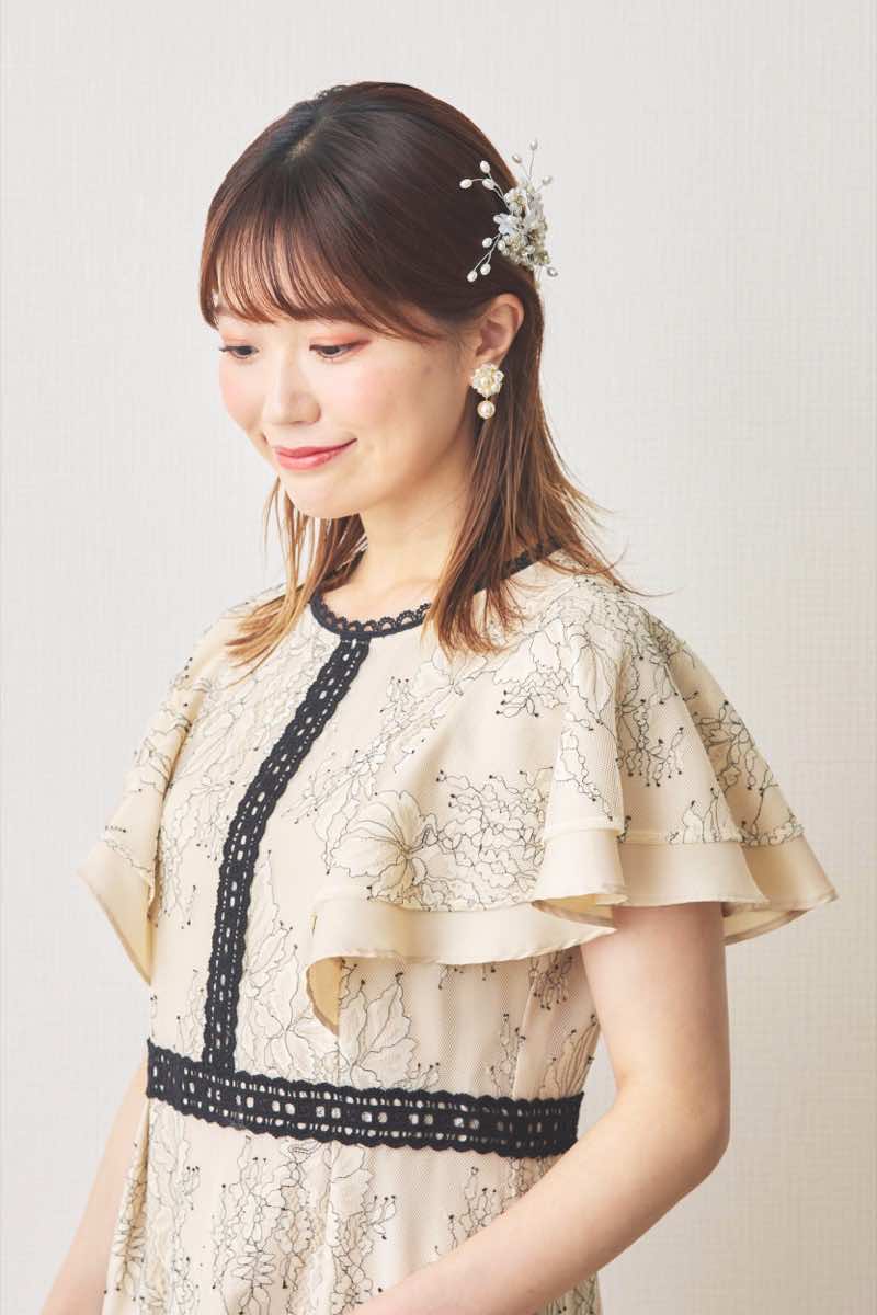 ライトベージュのラッフルスリーブ配色レースドレス