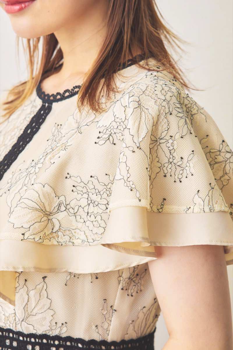 ライトベージュのラッフルスリーブ配色レースドレス