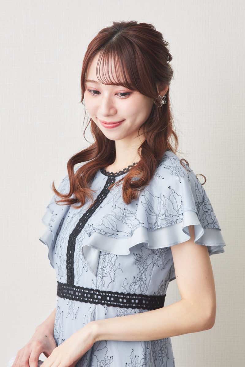 ブルーのラッフルスリーブ配色レースドレス