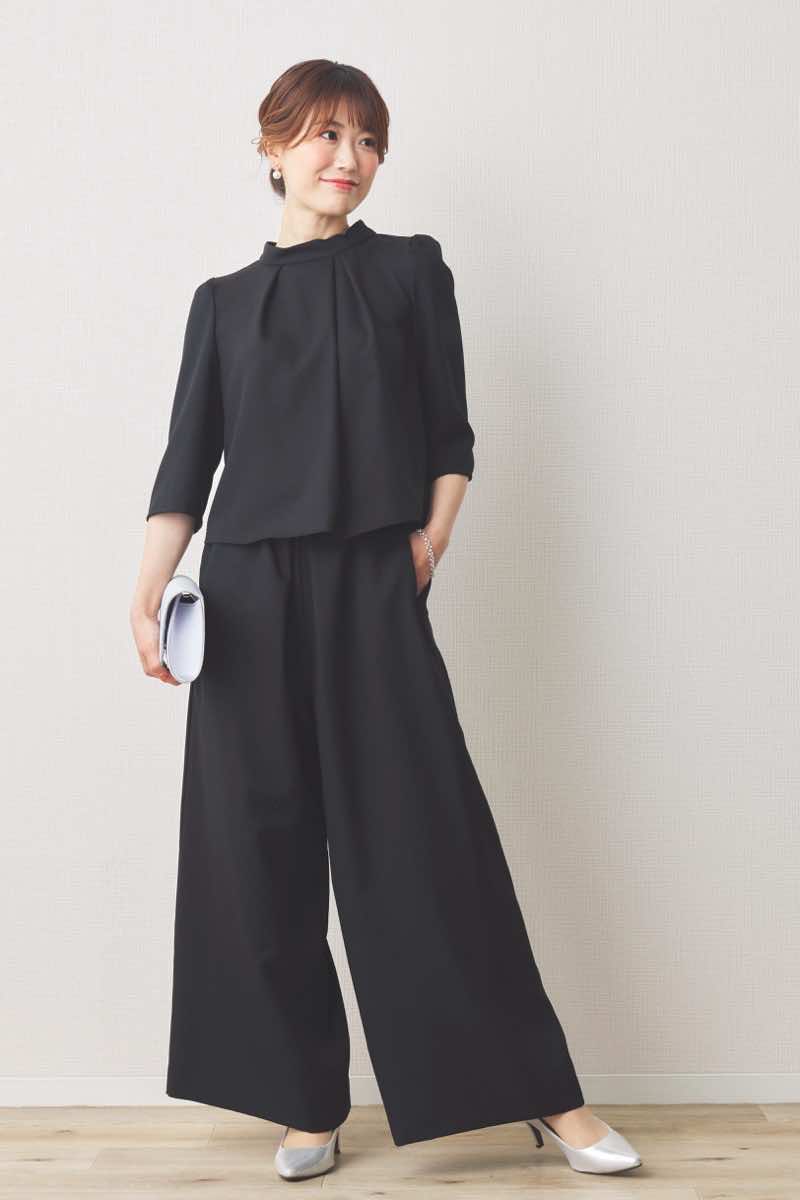 ブラックのスタンドネックセットアップパンツドレス