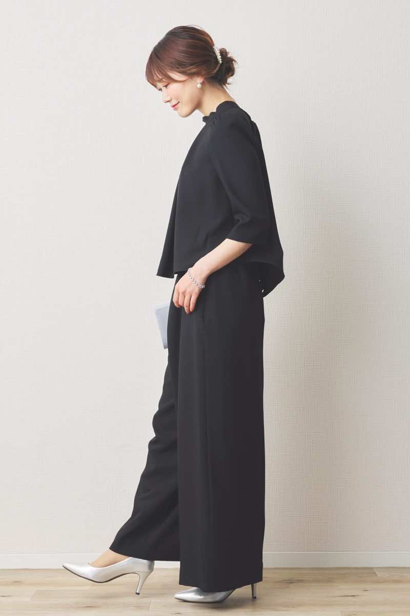 ブラックのスタンドネックセットアップパンツドレス