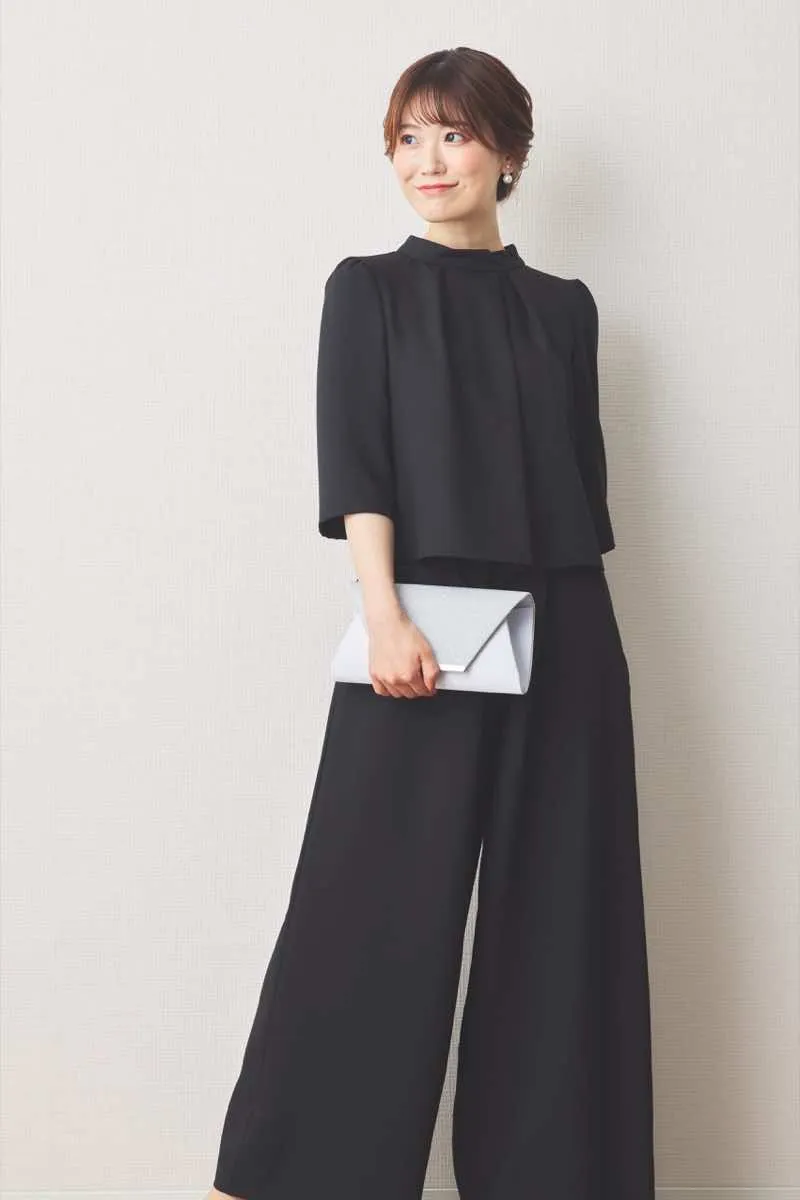 ブラックのスタンドネックセットアップパンツドレス