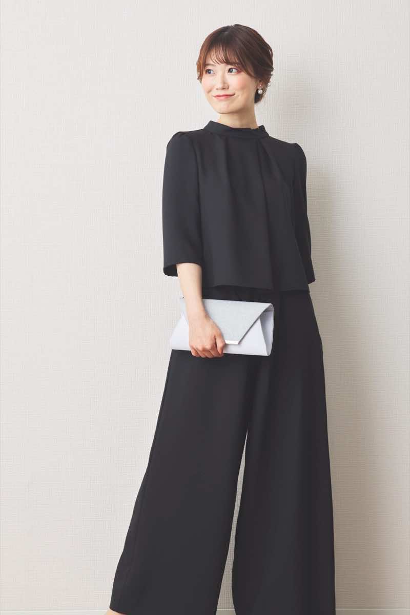 ブラックのスタンドネックセットアップパンツドレス