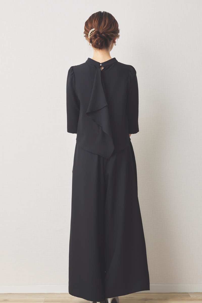 ブラックのスタンドネックセットアップパンツドレス