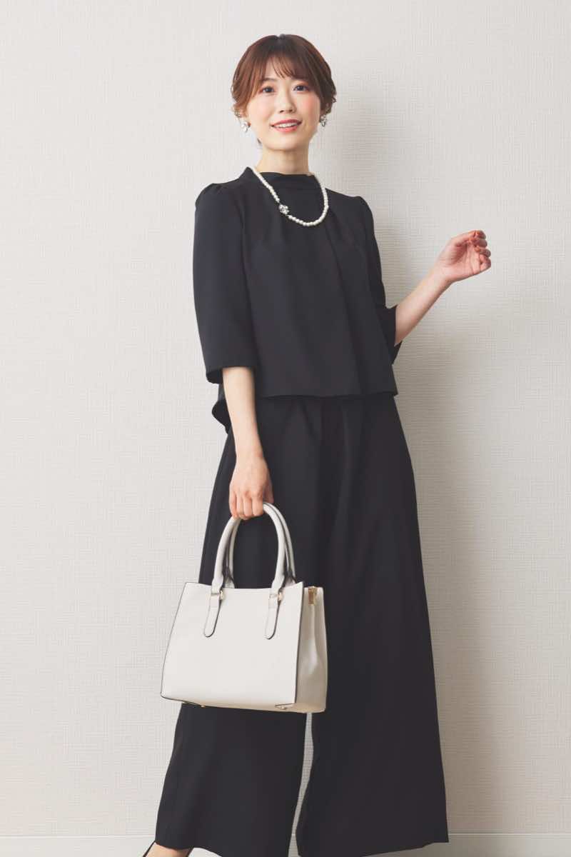 ブラックのスタンドネックセットアップパンツドレス