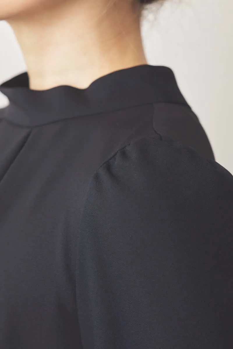 ブラックのスタンドネックセットアップパンツドレス