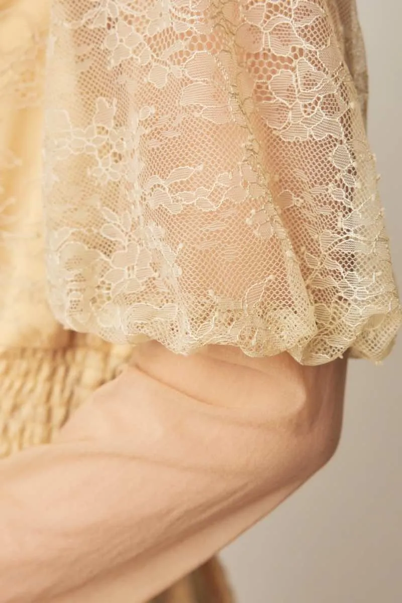 イエローのバルーンロングスリーブ総レースドレス