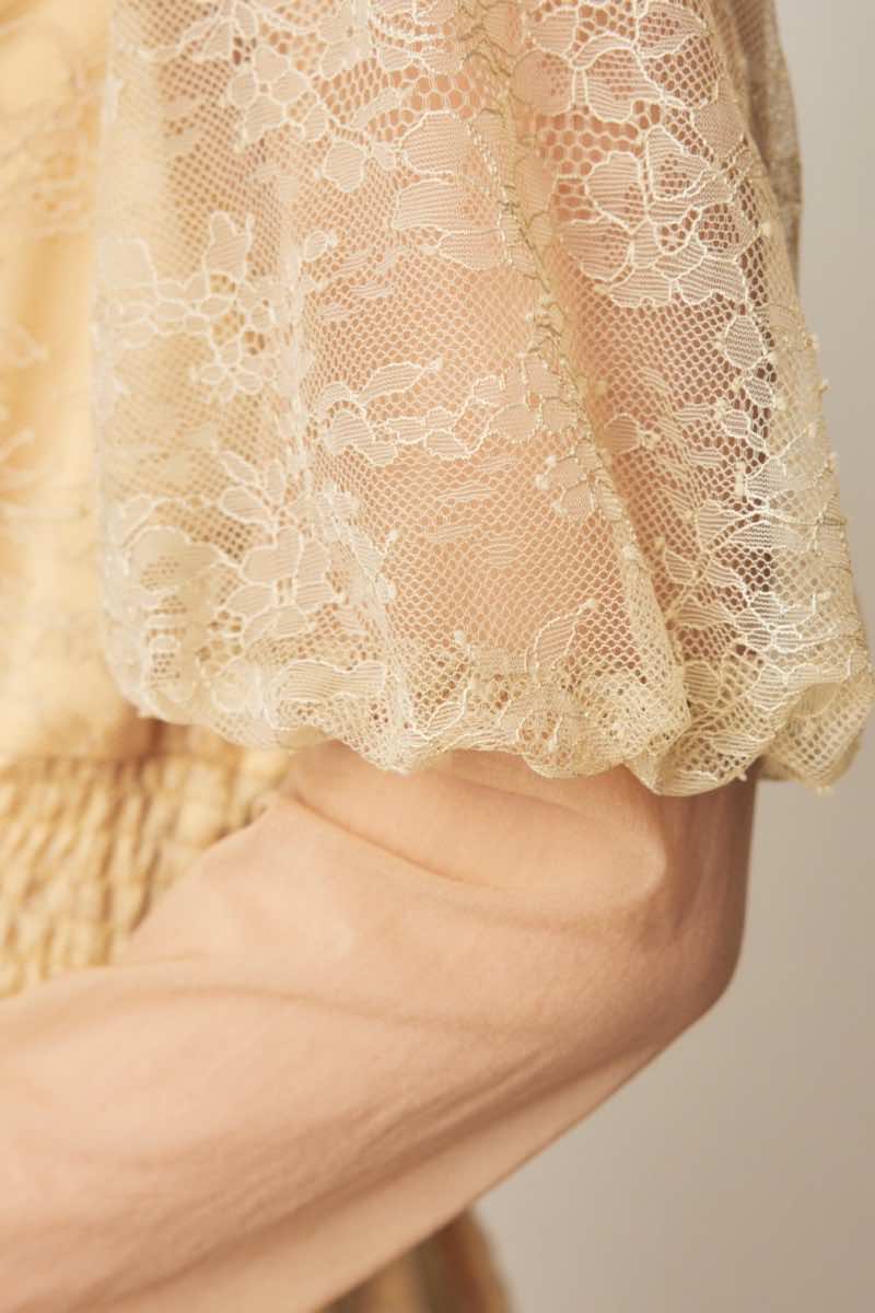イエローのバルーンロングスリーブ総レースドレス