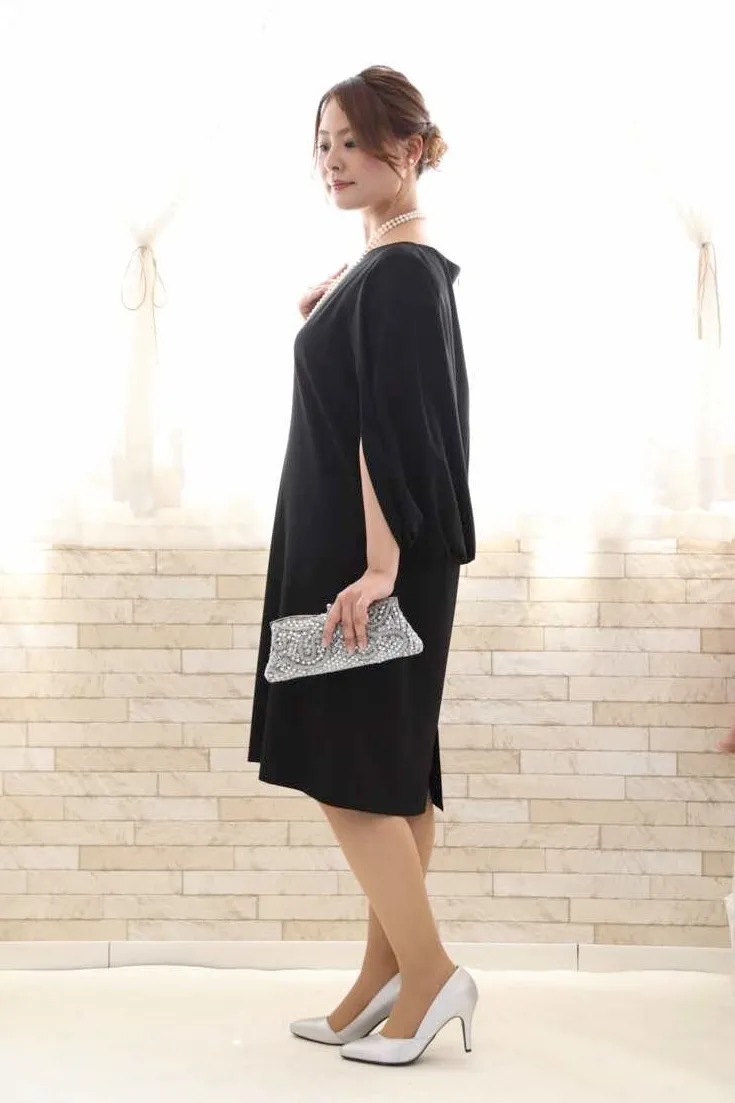 ネイビーのケープスリーブドレス