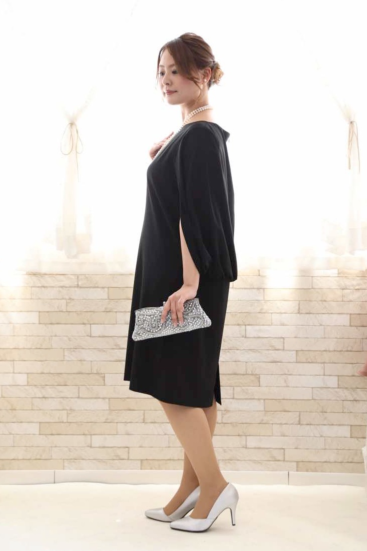 ネイビーのケープスリーブドレス