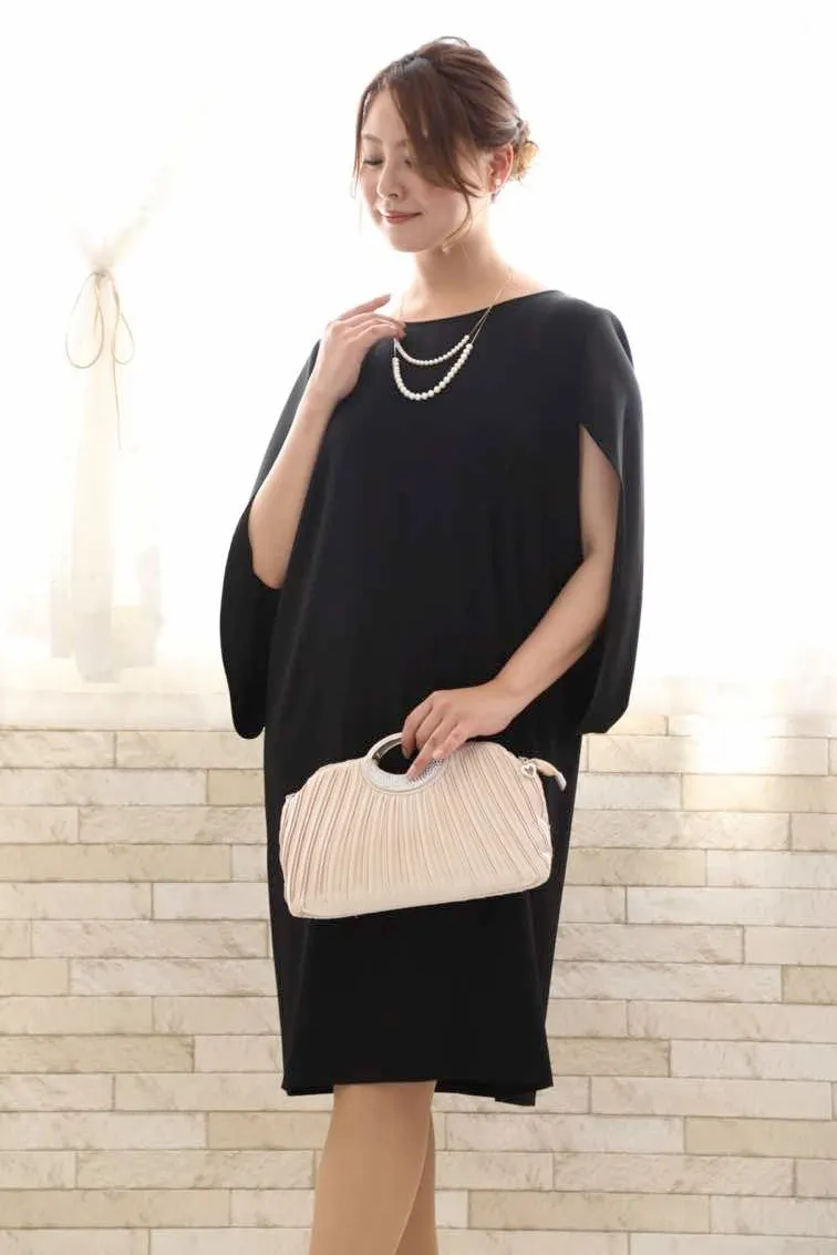 ネイビーのケープスリーブドレス