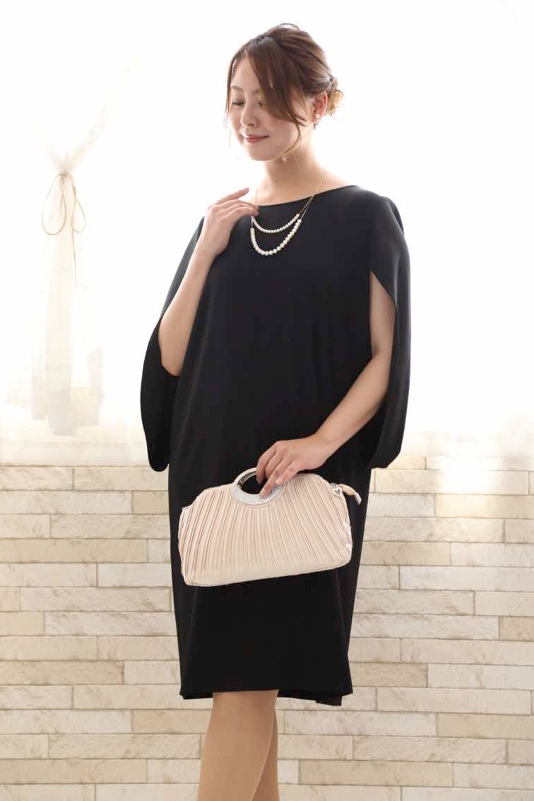 ネイビーのケープスリーブドレス