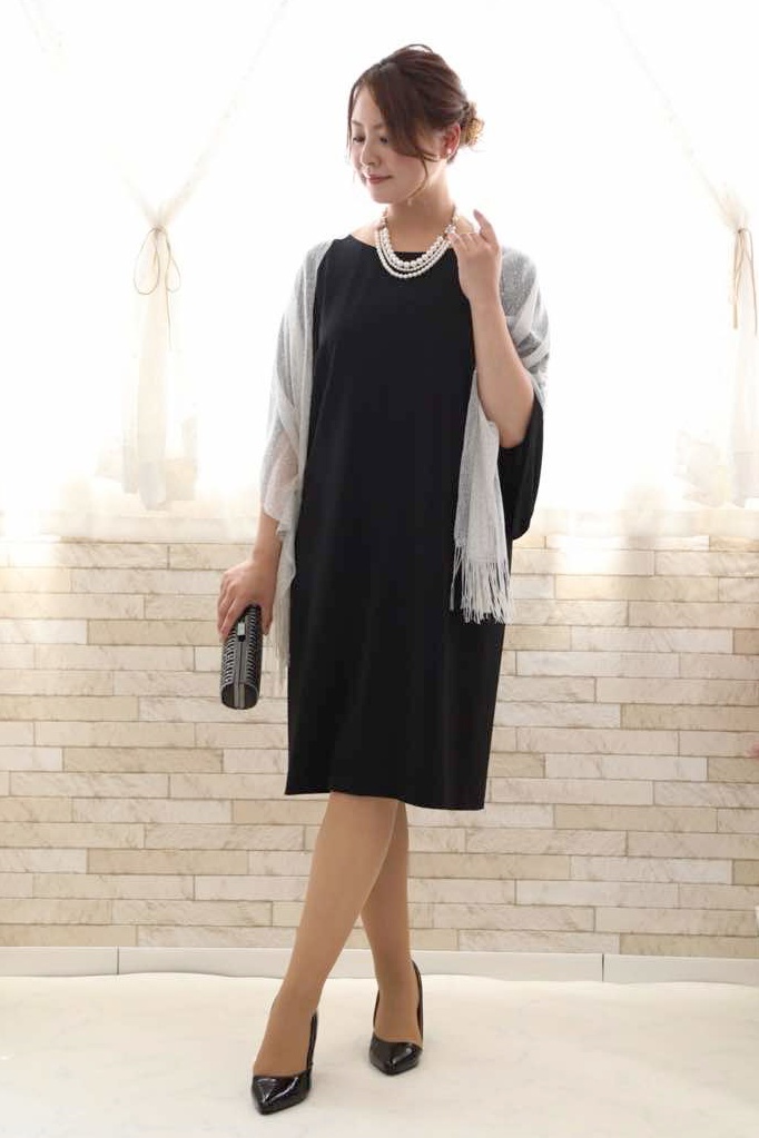 ネイビーのケープスリーブドレス