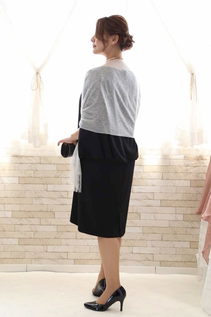 ネイビーのケープスリーブドレス