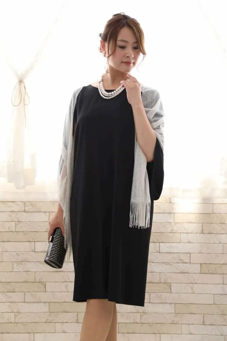 ネイビーのケープスリーブドレス