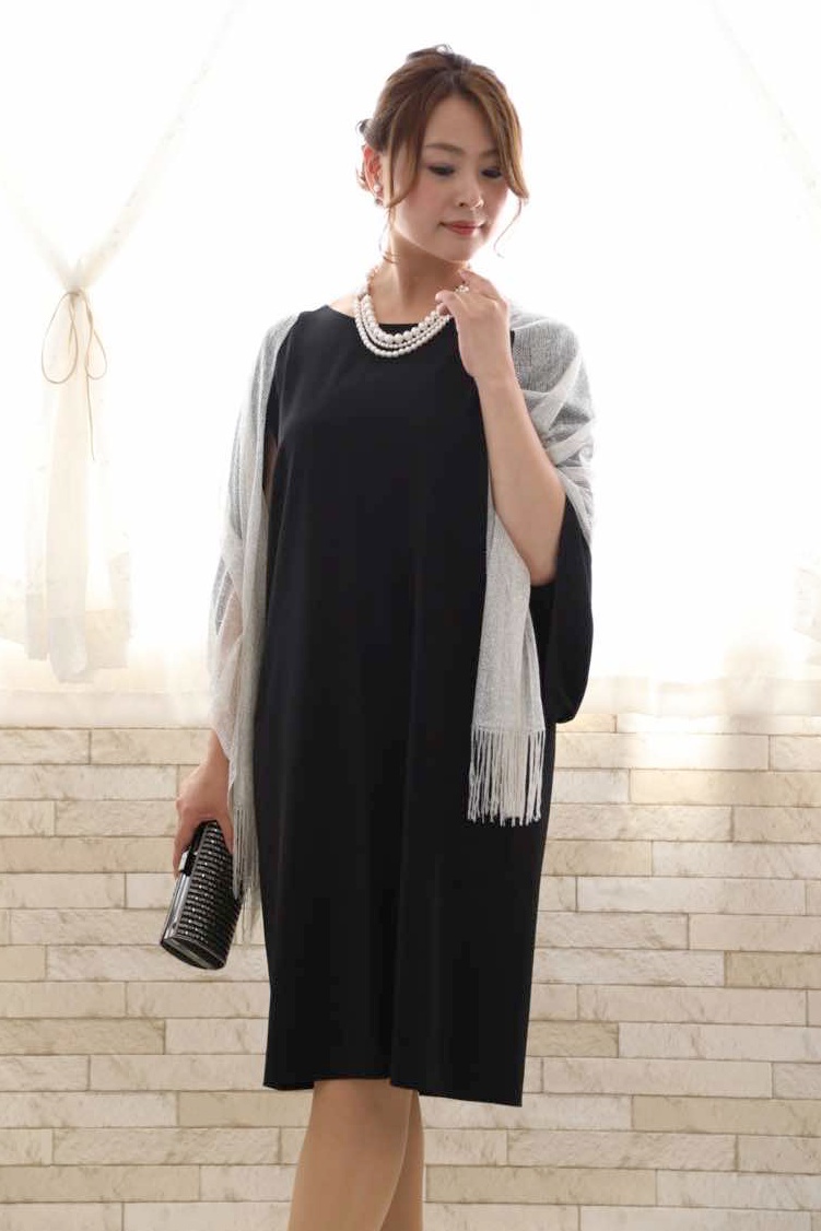 ネイビーのケープスリーブドレス