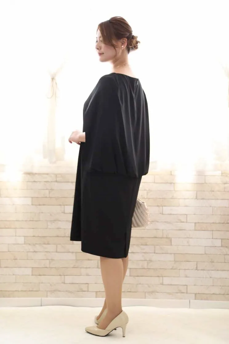 ネイビーのケープスリーブドレス