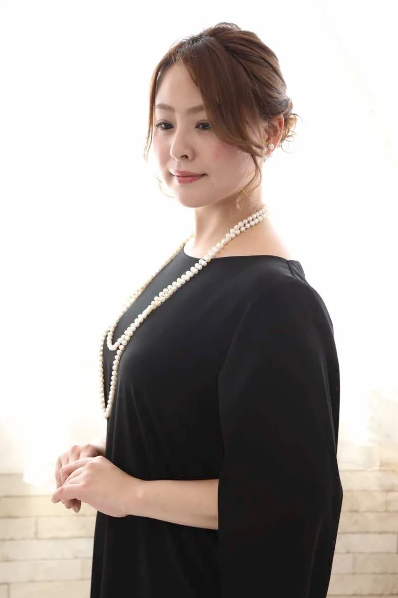 ネイビーのケープスリーブドレス