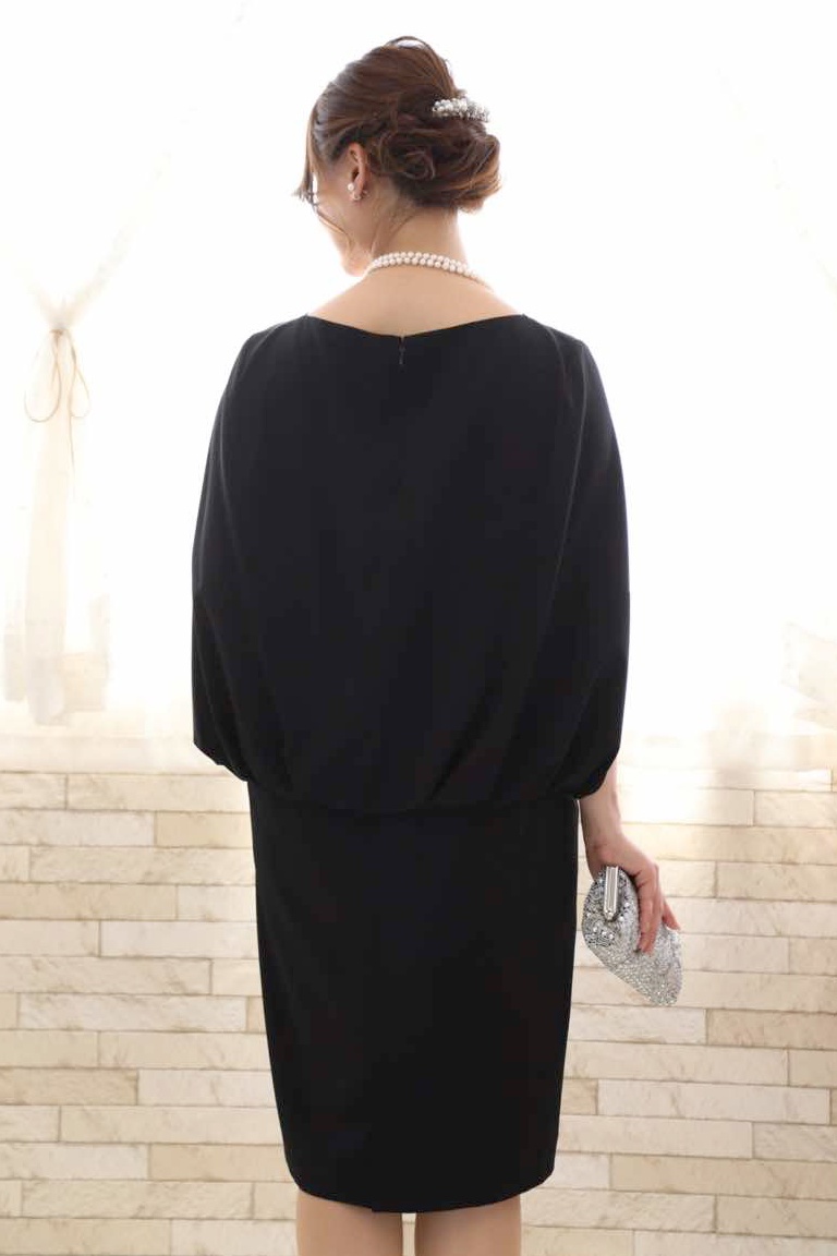 ネイビーのケープスリーブドレス