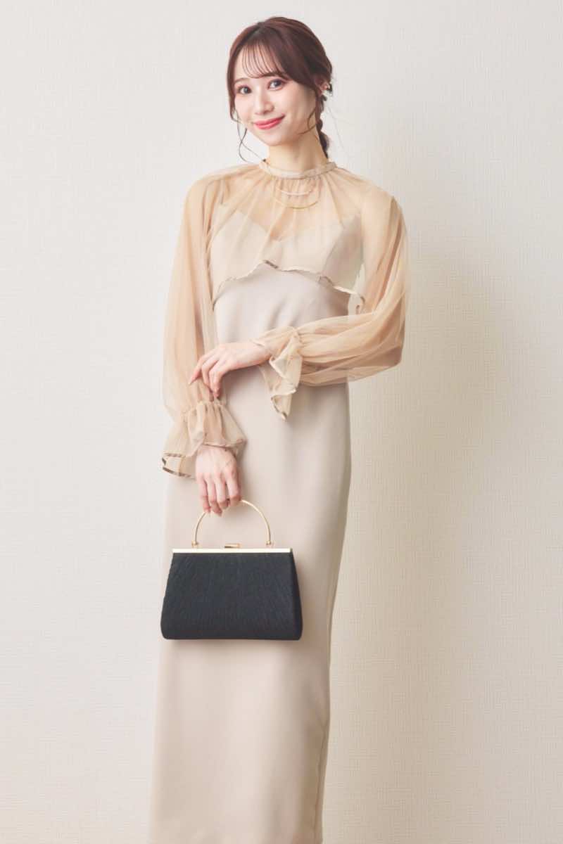 ベージュのチュールトップスレイヤードドレス