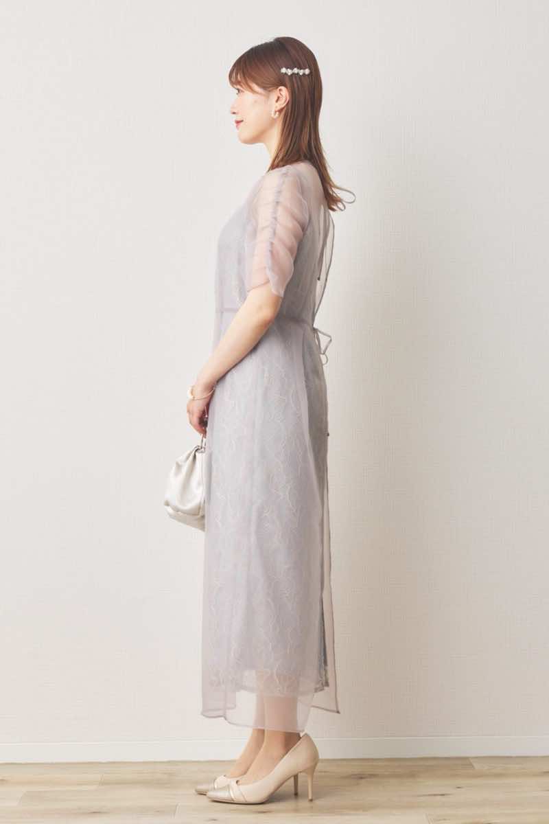 ピンクベージュのオーガンエプロンレースドレス