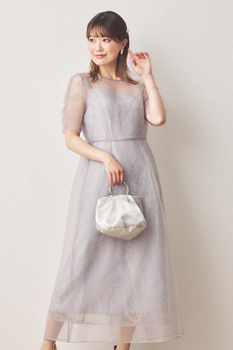 ピンクベージュのオーガンエプロンレースドレス