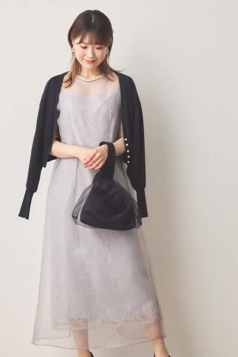 ピンクベージュのオーガンエプロンレースドレス