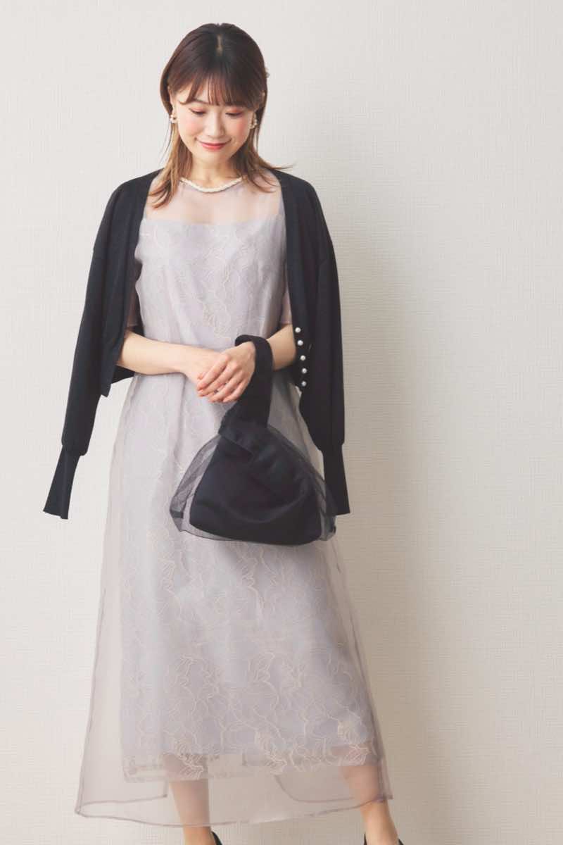 ピンクベージュのオーガンエプロンレースドレス