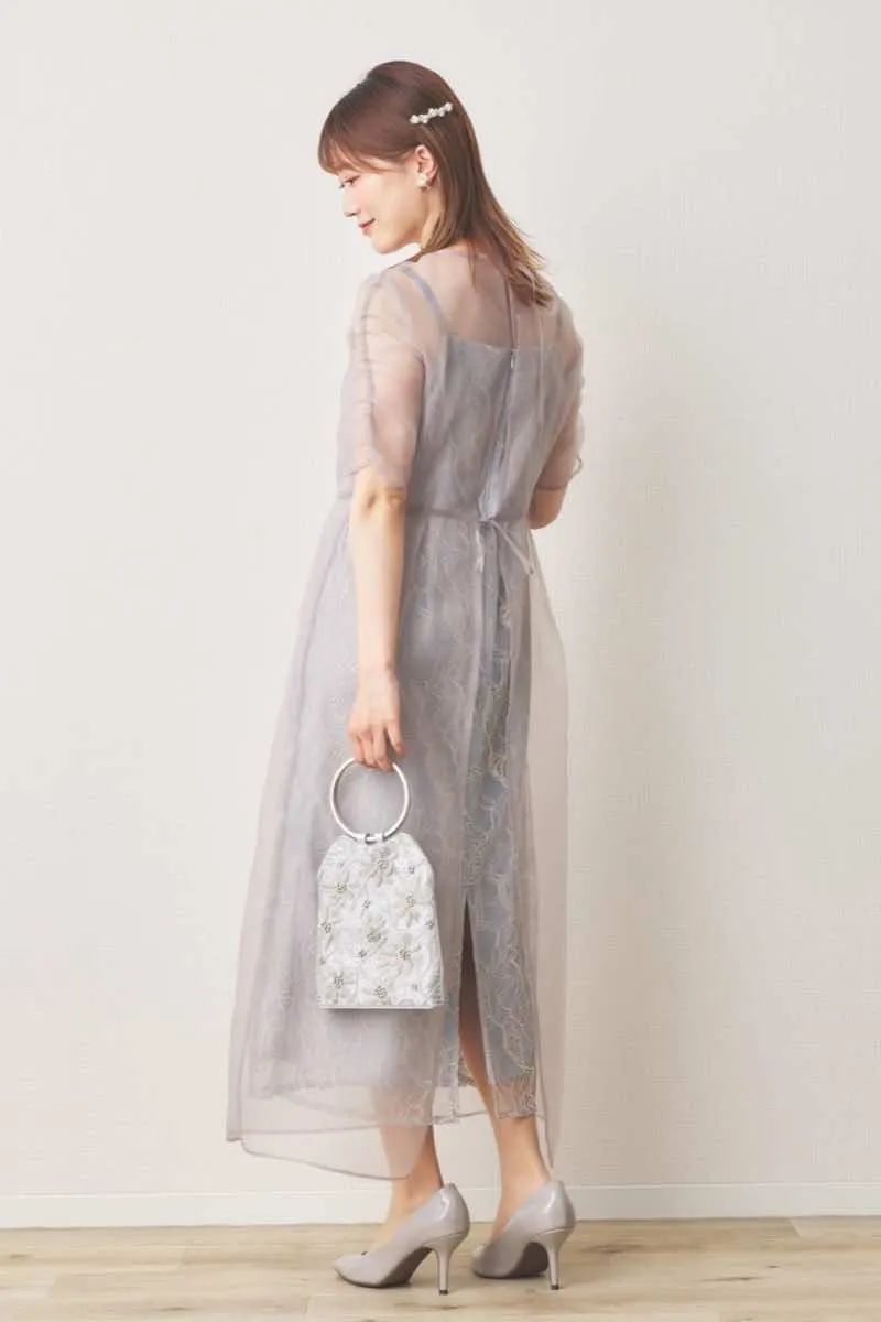 ピンクベージュのオーガンエプロンレースドレス