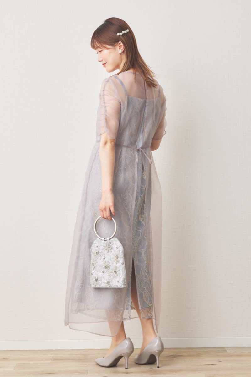 ピンクベージュのオーガンエプロンレースドレス