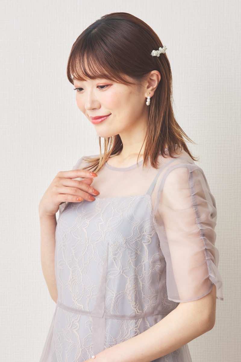 ピンクベージュのオーガンエプロンレースドレス