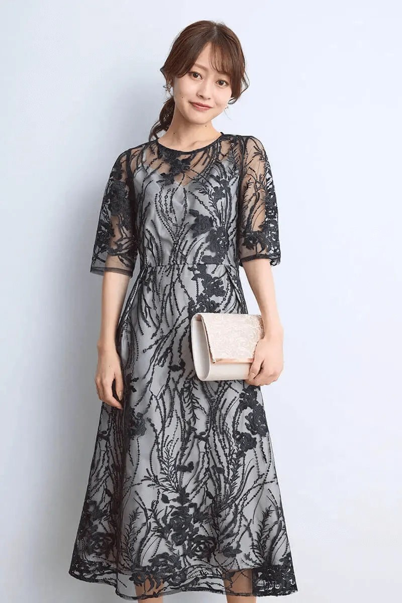 ブラックのエンブロイダリーチュールドレス