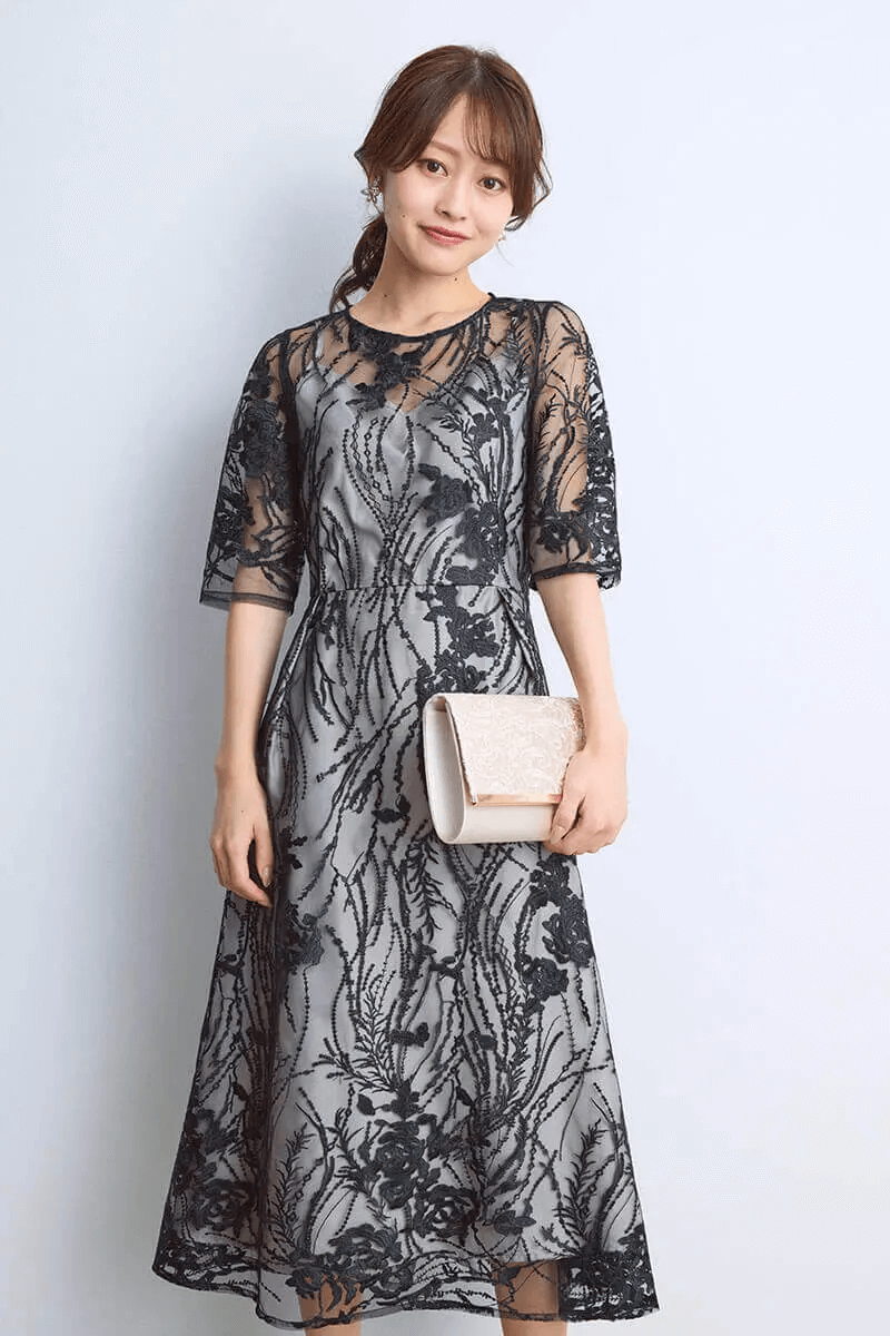 ブラックのエンブロイダリーチュールドレス