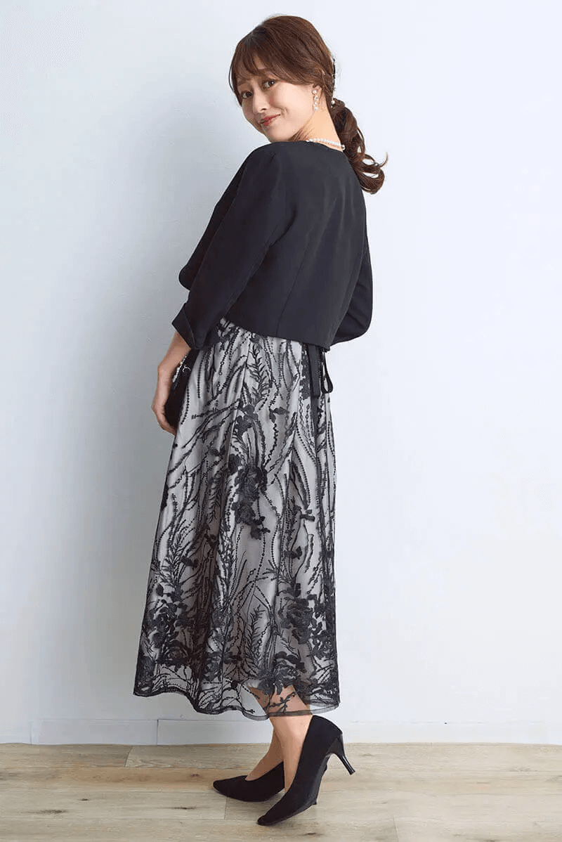 ブラックのエンブロイダリーチュールドレス