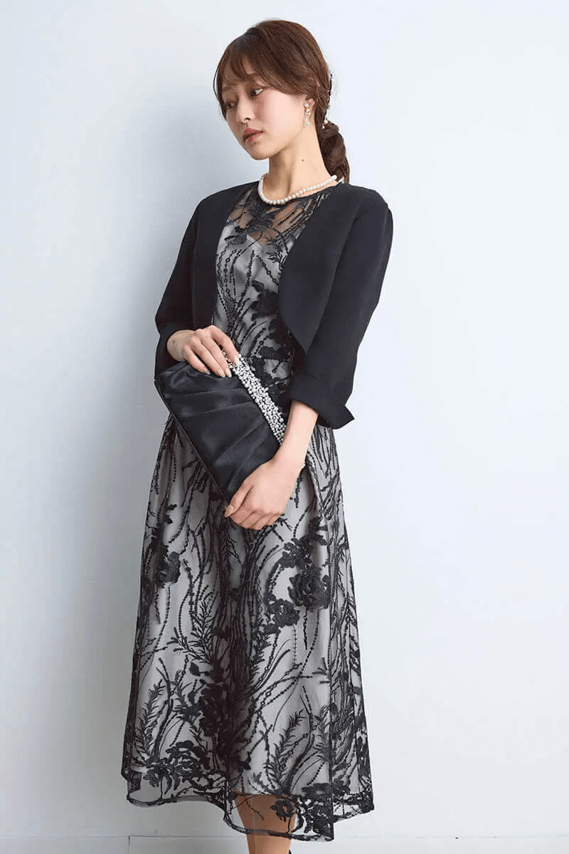 ブラックのエンブロイダリーチュールドレス