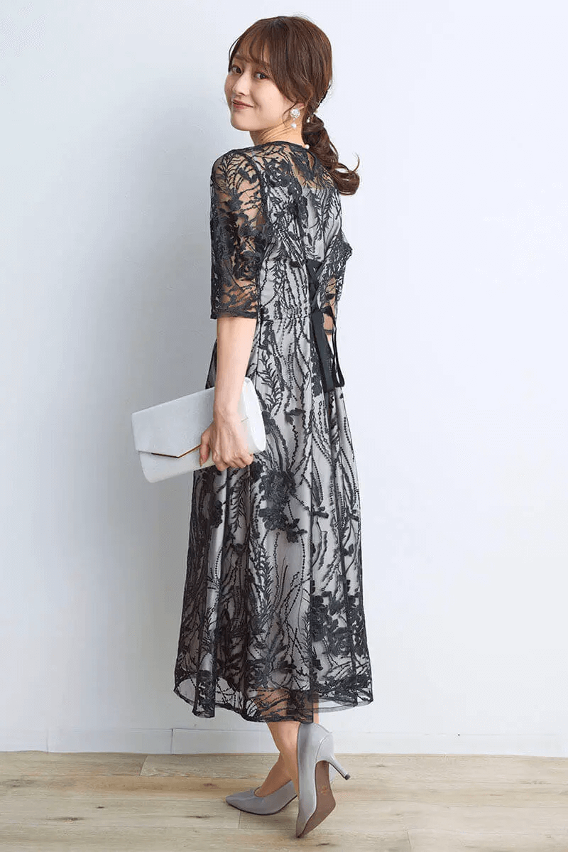 ブラックのエンブロイダリーチュールドレス