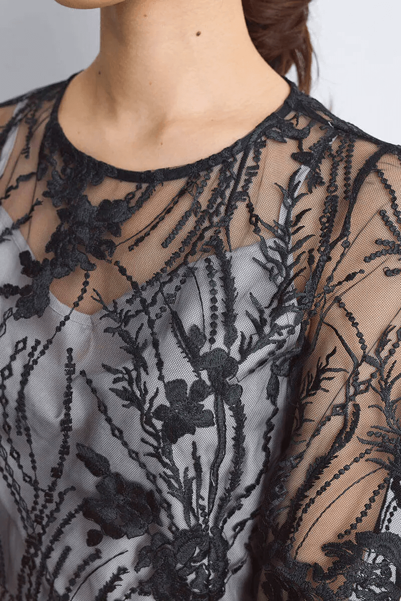 ブラックのエンブロイダリーチュールドレス