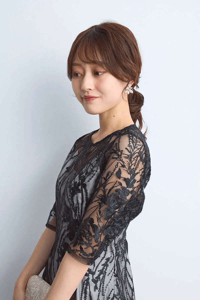 ブラックのエンブロイダリーチュールドレス