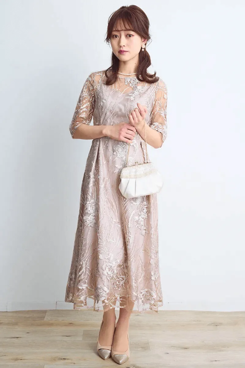 ベージュのエンブロイダリーチュールドレス